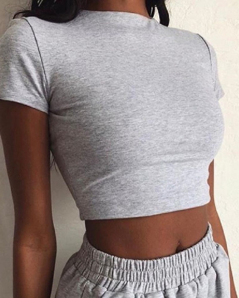 Conjunto de ropa deportiva corta y crop top