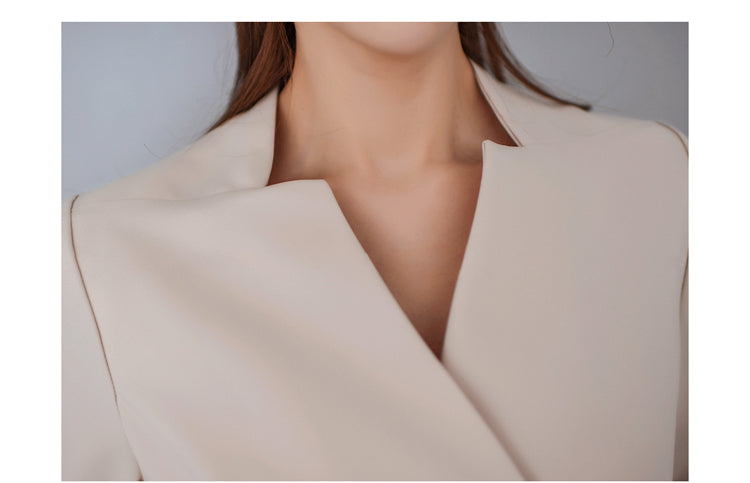 Vestido cruzado profesional en beige con cinturón