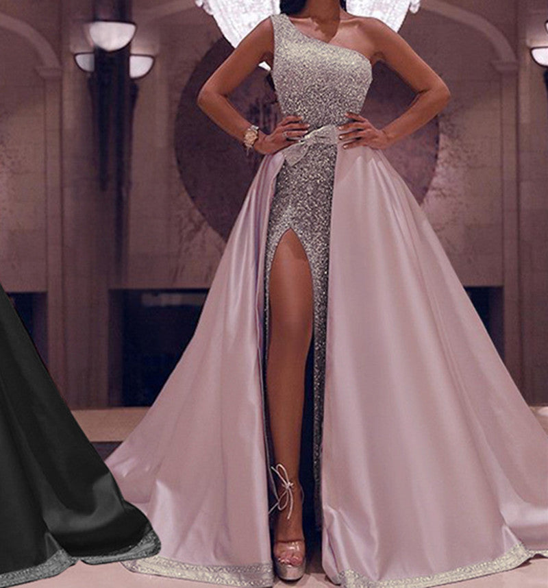 Vestido de noche brillante con hombros descubiertos