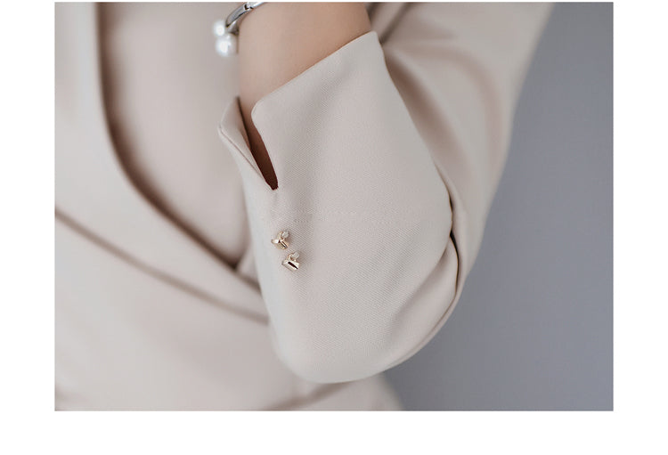 Vestido cruzado profesional en beige con cinturón