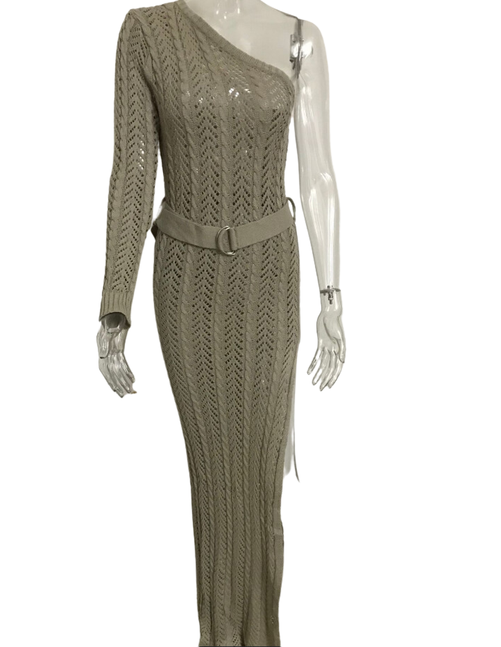 Schulterfreies Kleid mit Cut-out und Gürtel