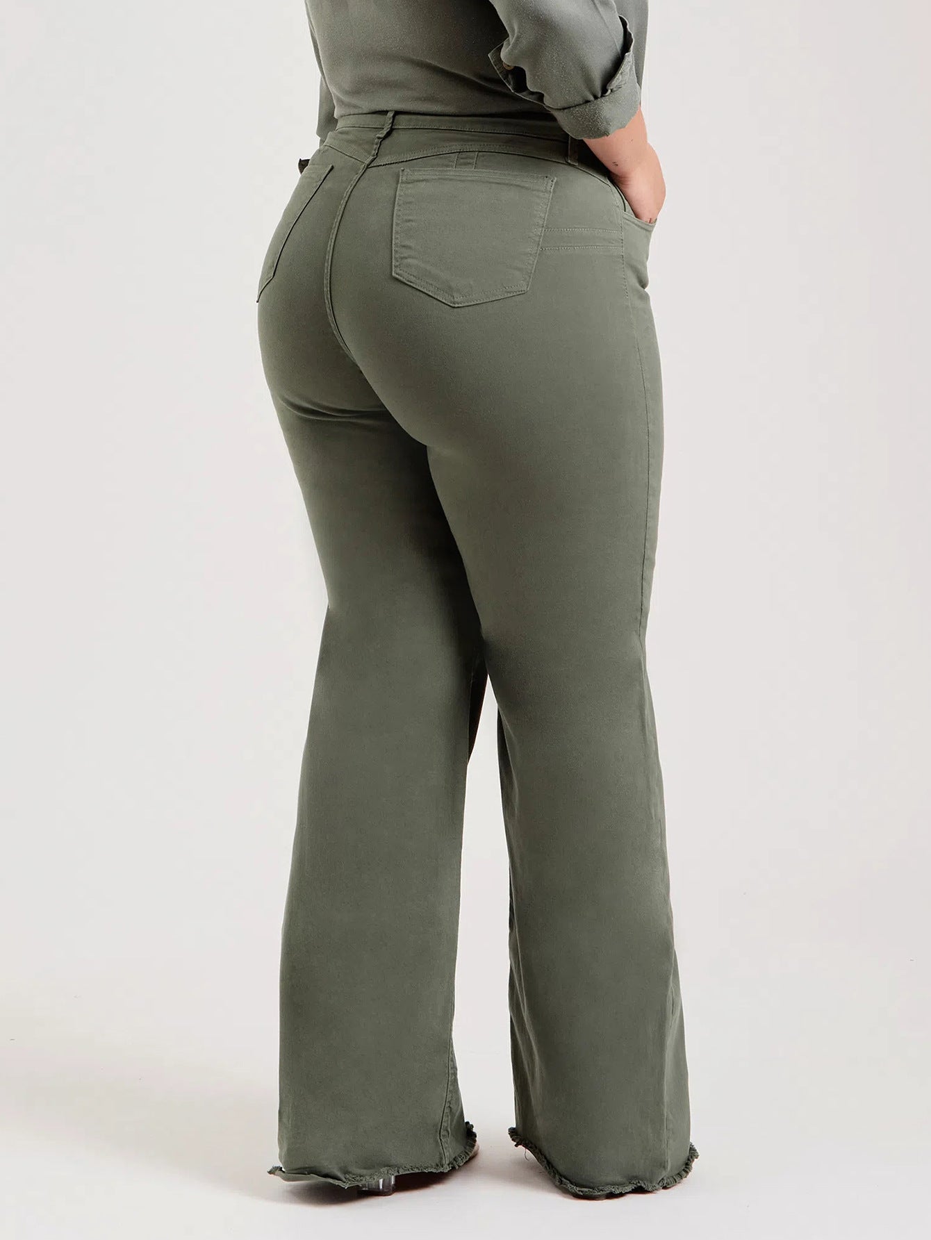 Olivgrüne Damen-Jeans mit ausgefranstem Rand