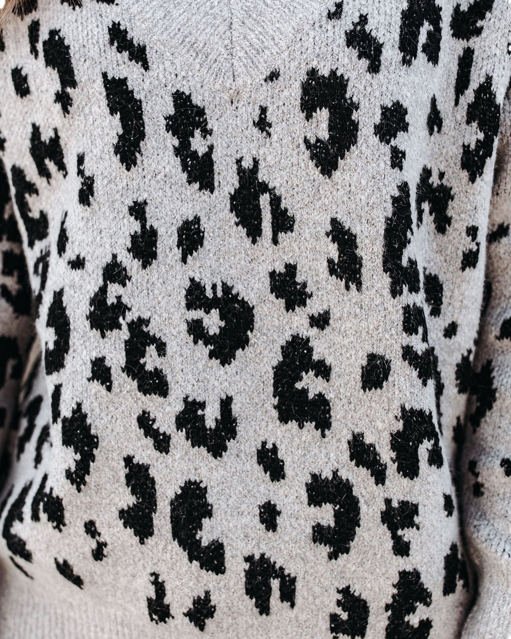 Jersey de mujer con cuello en V y estampado de leopardo