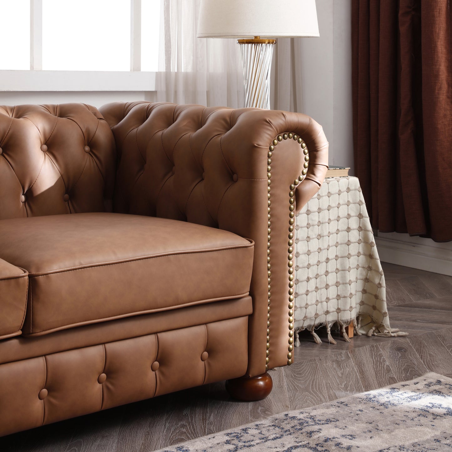 Braunes getuftetes Sofa aus veganem Leder