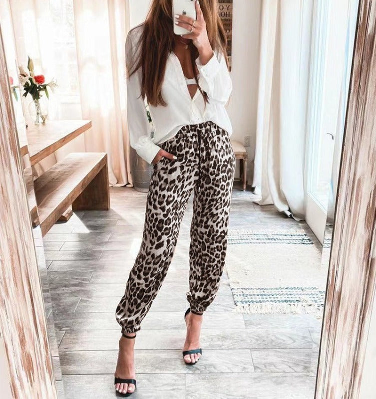 Pantalones con cintura elástica y estampado de leopardo