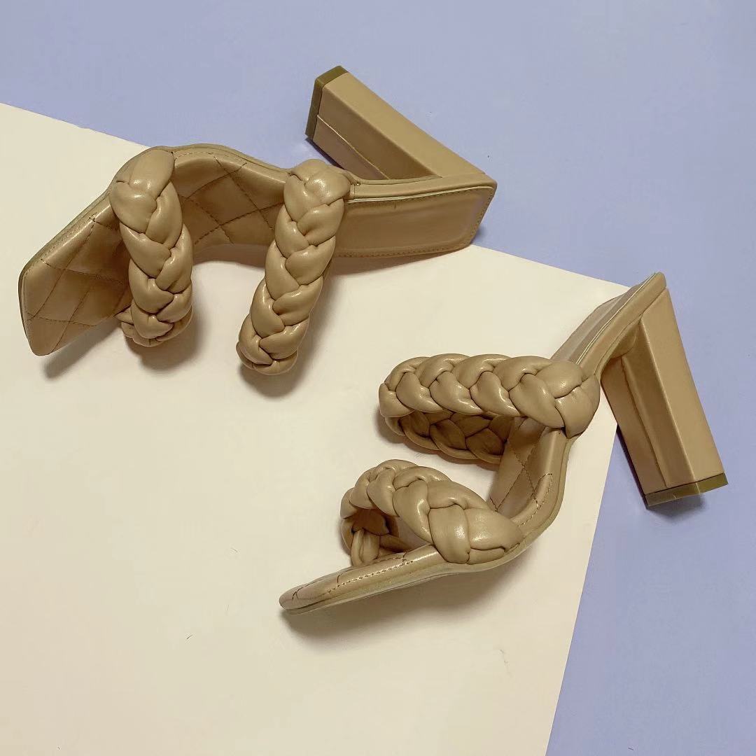Sandalias de tacón con punta cuadrada y cuerda trenzada