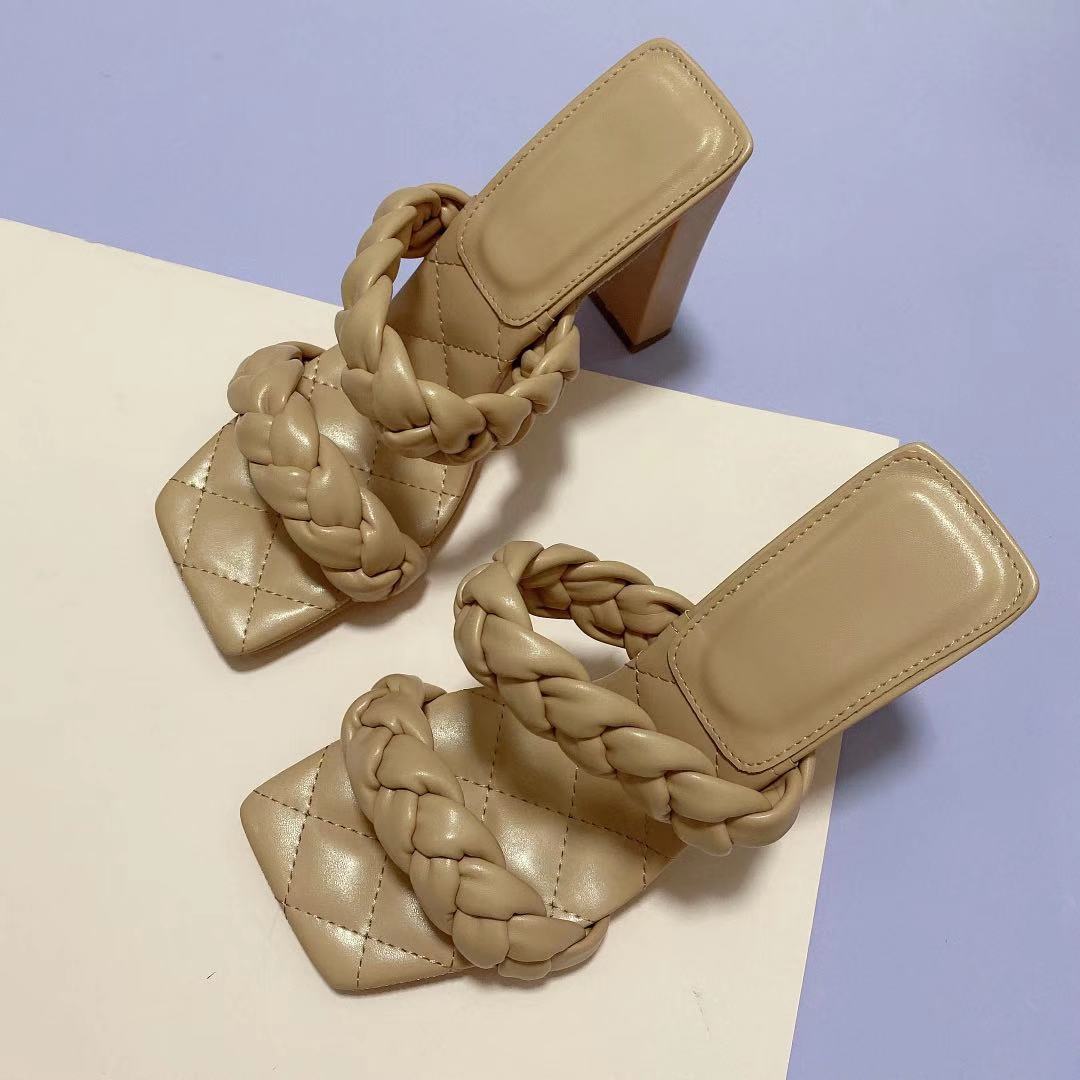 Sandaletten mit quadratischer Zehenpartie und geflochtenem Seil